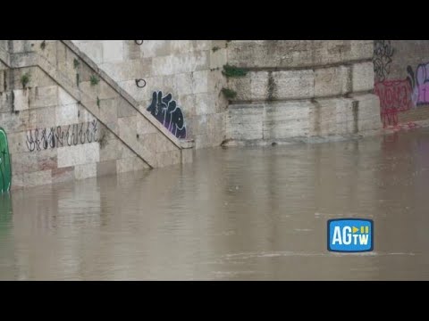 Maltempo, a Roma il fiume Tevere in piena: banchine e monopattini sott'acqua