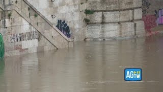 Maltempo, a Roma il fiume Tevere in piena: banchine e monopattini sott'acqua