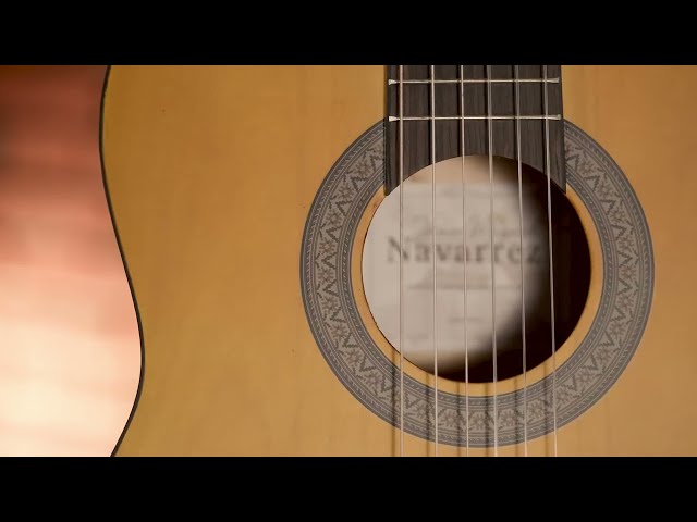 Vídeo relacionado con Juan Miguel Navarrez guitarra de concierto, guitarra clásica, 4/4 honey - natural, Starter Set (incl. funda, púas, libro con CD, afinador)