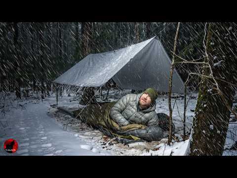Cowboy-Camping im Schnee während eines Eisregensturms