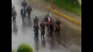 preview picture of video 'Desfile de feria durante lluvia'