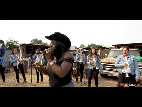 Banda Las Angelinas Ft. Sarah La Morena - Un Puño De Tierra (En Vivo)