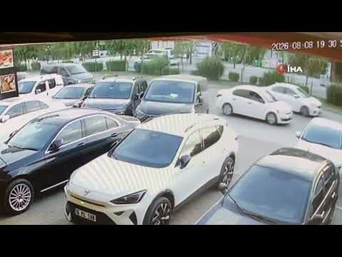 İki otomobil çarpıştı, 4 kişi yaralandı: Motosikletli çift kazadan kıl payı kurtuldu