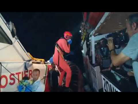 Sofferenza respiratoria: evacuati due gemellini dalla Open Arms Sofferenza respiratoria: evacuati due gemellini dalla Open Arms
