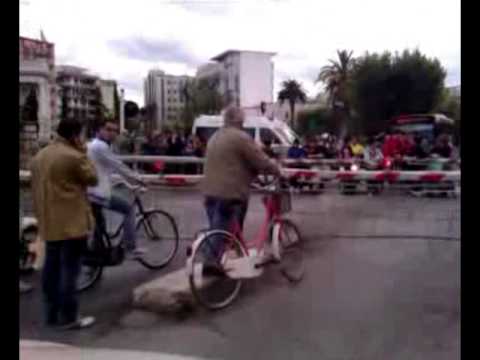 Andria. Ambulanza Ferma Passaggio a Livello di Via Trani