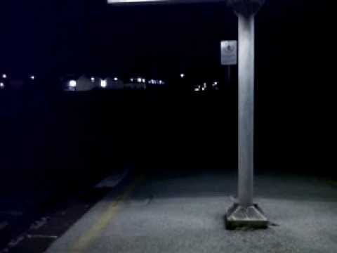 E655-402 in testa a un merci con carrelli postali transita a Pontecagnano