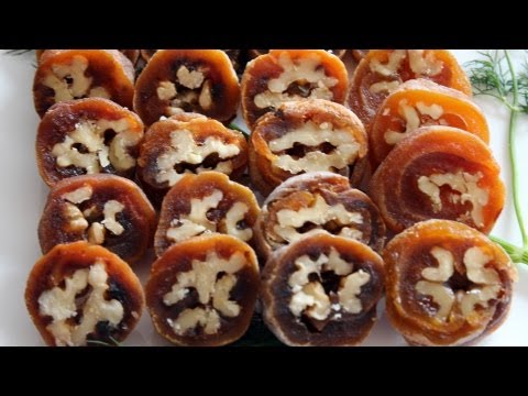 核桃包柿子（gotgamssam: 곶감쌈）。 (Walnuts wrapped in persimmons (gotgamssam: 곶감쌈))