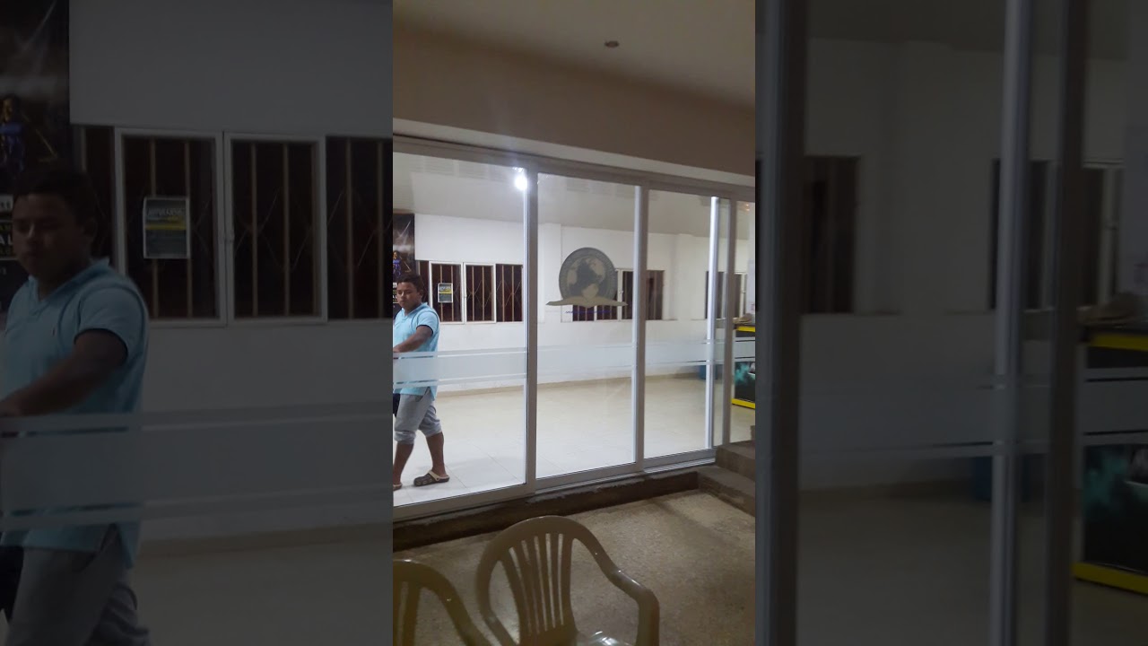 Puerta corrediza en aluminio para espacios grandes