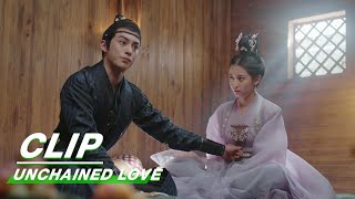 Xiao Duo  Shyly Pokes Yinlou's Stomach | Unchained Love EP14 | 浮图缘 | iQIYI