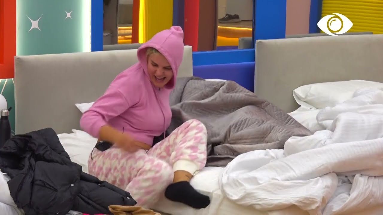 Kejvina futet në krevatin e Armaldos ndërkohë që ai fle