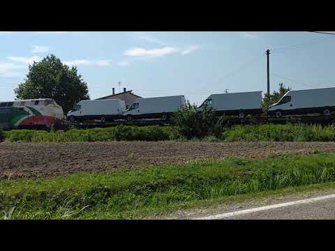 La D220.051 con il treno Iveco in transito in direzione Poggio Rusco dal P. L. di Valdirame in local