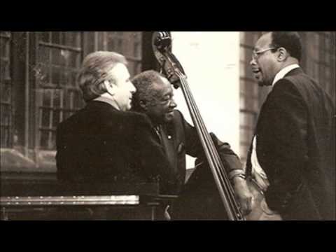 Milt Hinton Plays "Fascinating Rhythm"