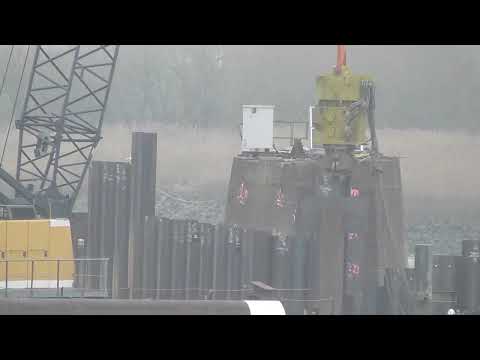 Bauarbeiten an der Friesenbrücke bei Weener: Spundwände einrammen [Jan 2022]