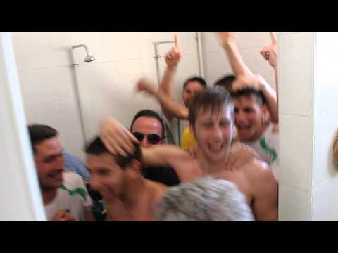 Jugadores,cuerpo técnico y directiva del C.F.San José Obrero celebrándolo en las duchas