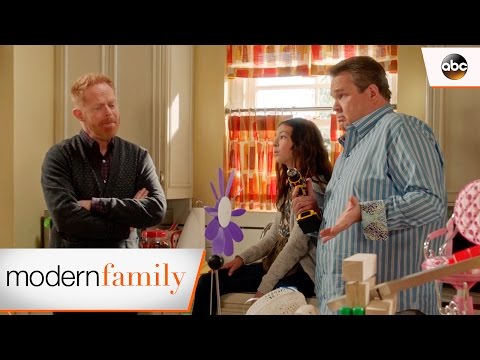 Lily's Science Fair Project - Modern Family 8x13