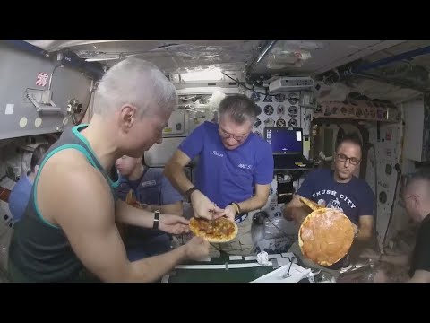 Astronautas preparam pizzas em gravidade zero