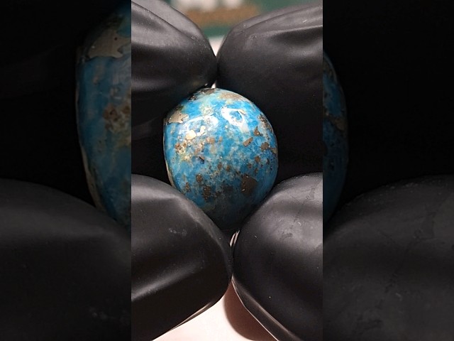 حجر فيروز طبيعي مفحوص وموثق بشهادة مختبر