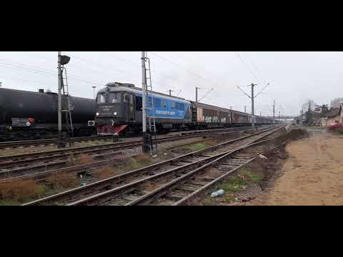 Locomotiva 060-DA de la Constantin Grup trece prin gara Aradul Nou
