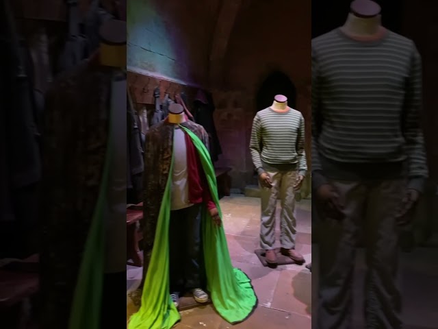 Vídeo relacionado con Rubies Disfraz Hermione Clásico para niñas, Túnica negra con broche y emblema de Gryffindor, Magos, Hogwarts, Licencia Oficial Warner Bros Harry Potter