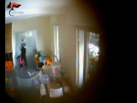 Siena, maestra maltratta e picchia bimbi in un nido domiciliare: arrestata