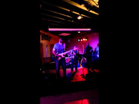 Rock Hudzon plays purple rain