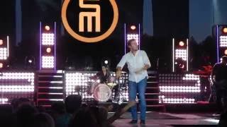 Scotty McCreery Performing &quot;Buzzin&#39;&quot; @ Big Ticket Country 2016