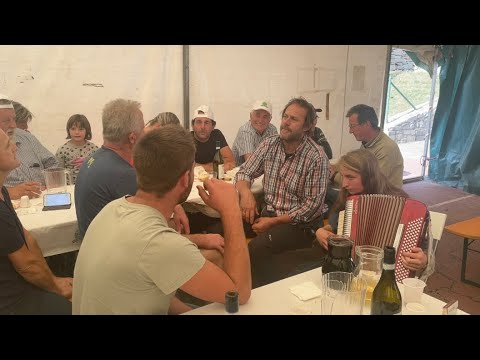 Canto in piemontese a fine transumanza della mandria di Meme Allione Celle Macra (CN)