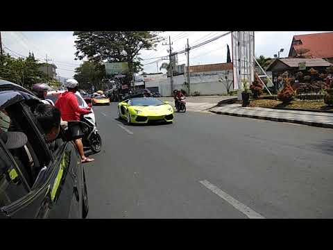 Konvoi Mobil Mewah Di Tengah Kota Batu Malang