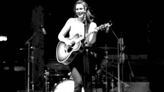 Nora Jane Struthers and The Party Line perform "Dreams"