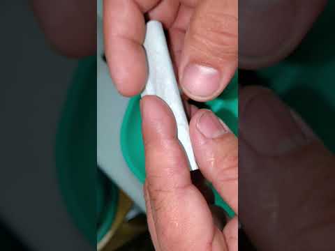 How to Hand Roll a Basic Joint, Using a Rolling Paper.