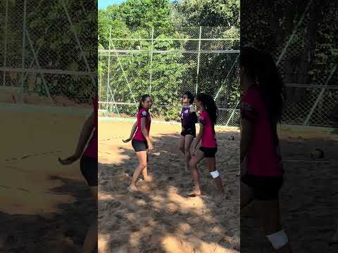 Comprimento das atletas e início do jogo de vôlei de praia Jets em São Salvador Tocantins
