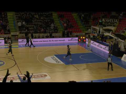 Udom la schiacciata che chiude la partita