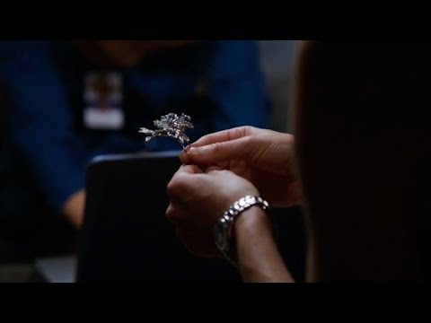 Bones 9x06 - Angela gives Brennan something borrowed for her wedding