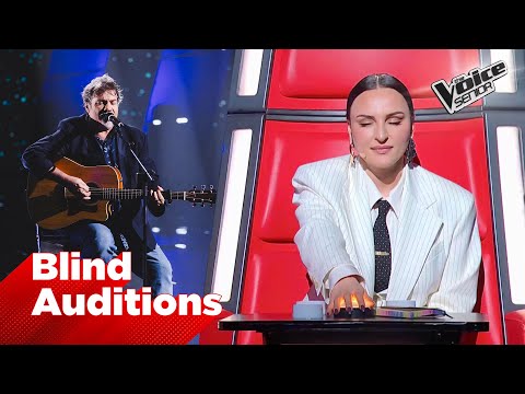 Fabrizio wins over Arisa with "Notte prima degli esami" by Venditti|The Voice Senior Blind Auditions