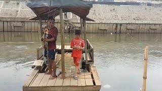 Kisah Royani, 16 Tahun Menjadi Tukang Getek di Aliran Kali Ciliwung