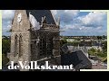 Waarom er een pop aan de kerktoren van Sainte-Mère-Église hangt - de Volkskrant
