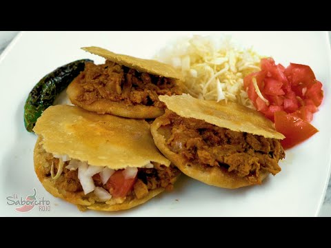 Gorditas de Maíz de Chicharrón en Salsa Roja - "El Saborcito Rojo"