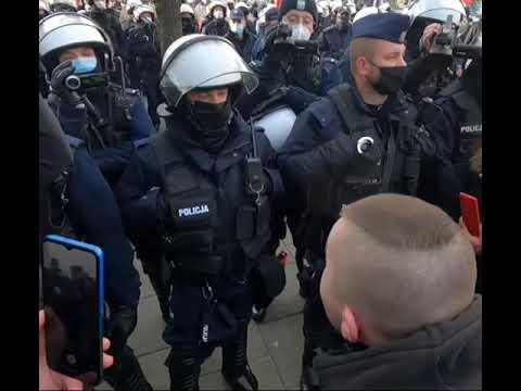 Chciał nakarmić policjantów psią karmą