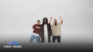 EL ME AMA Lyrics English Translation