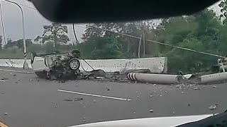 【車禍影片】佳里超速自撞電線桿，造成周邊2344戶停電，很遺憾，截稿前20多歲的史姓駕駛仍有生命跡象