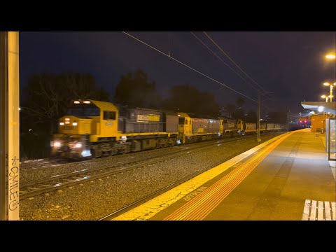 Pacific National NR119 5AM8 The Overland and XR559 G540 X50 9727v empty grain train Middle Footscray