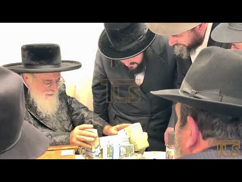 Toldos Aharon Rebbe Bentching Dollars for Misaskim’s Project Yedid