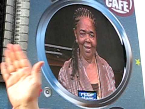 Na tej okrúhlej obrazovke vyzerala ako v práčke :-) (video)