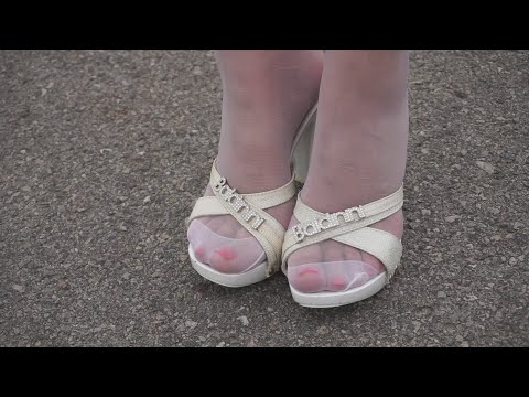 Klapki na szpilce Baldinini do białych pończoch