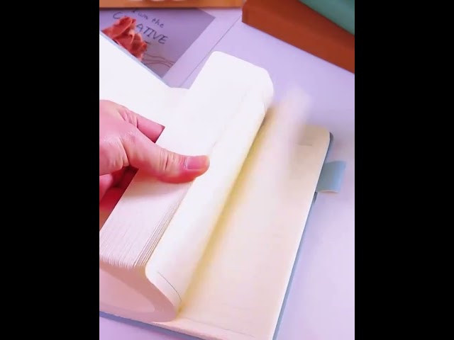 Vídeo relacionado con SIMDAO Cuaderno de cuero A5 con bolígrafo, diario de 240 páginas con cierre magnético, diario de tapa dura con soporte para bolígrafo, bloc de notas forrado para negocios, escuela, viajes, oficina