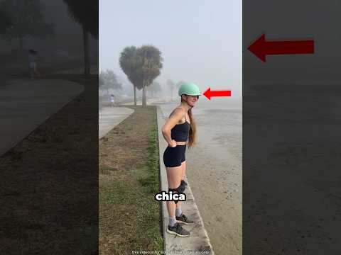 La chica pensó que su patineta había caído en el barro 😮 #shorts