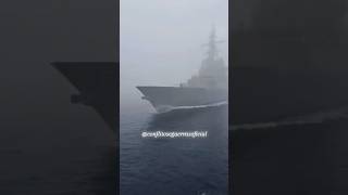 IMPONENTE FRAGATA DA ARMADA ESPANHOLA SURGE EM MEIO À NEBLINA DE UM MAR ABERTO