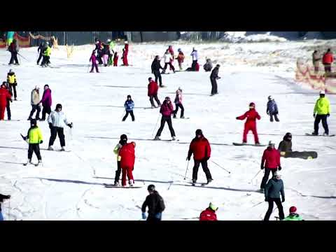 ウクライナのスキー場は活気に満ちており、ヨーロッパでは観光に関する議論が行われています。 (Bustling ski slopes in Ukraine, as Europe debates tourism)