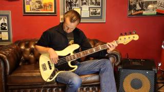 Video thumbnail for Fender Jazz Bass 1976 Olympic White by Vintage Guitar Oldenburg