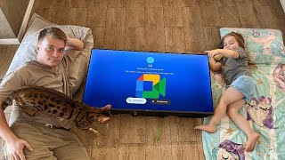 Download lagu Ayah dan Anak Perempuan sedang menelepon di TV. Panggilan Masuk Xiaomi Smart Google Meet dari Redmi Note 13 Pro mp3